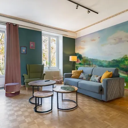 Travel Homes - The Wooden, Spacieux & Bon Quartier Apartment