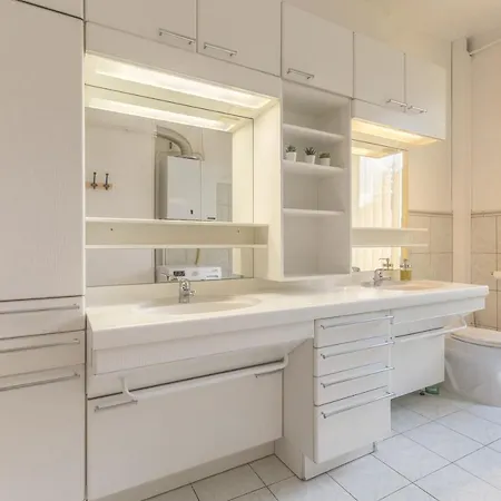 Travel Homes - The Wooden, Spacieux & Bon Quartier Apartment *