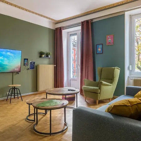 Travel Homes - The Wooden, Spacieux & Bon Quartier Apartment *