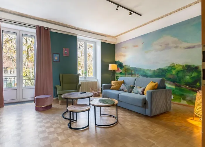 Travel Homes - The Wooden, Spacieux & Bon Quartier Appartamento