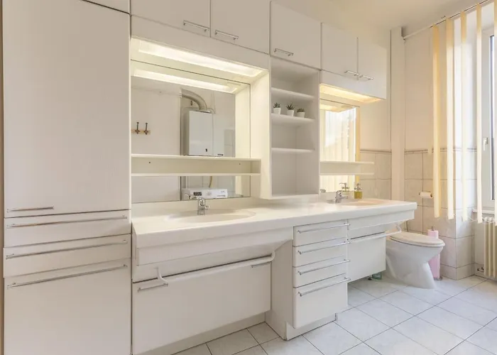 Travel Homes - The Wooden, Spacieux & Bon Quartier Appartamento *