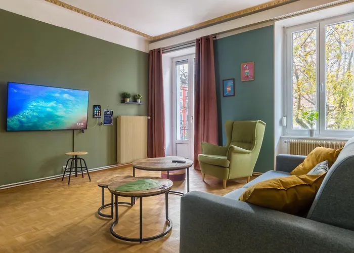 Travel Homes - The Wooden, Spacieux & Bon Quartier Appartamento *